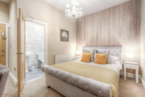 Deluxe Double Room | Desk, laptop workspace, soundproofing, iron/ironing board