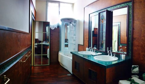 Standard Double or Twin Room | Bathroom | Free toiletries, hair dryer, bidet, towels