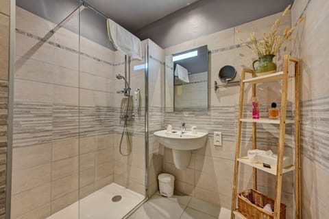Superior Triple Room | Bathroom | Shower, free toiletries, hair dryer, towels