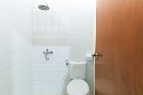 Standard Room | Bathroom | Shower, towels