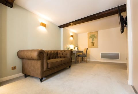 Deluxe Double Room, 1 King Bed | Living area