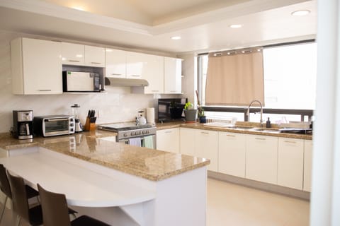 Luxury Loft, 2 Bedrooms, Kitchen, City View | Private kitchen | Full-size fridge, microwave, oven, stovetop