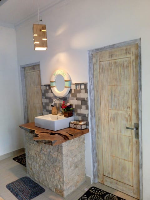 Shower, rainfall showerhead, bidet, towels