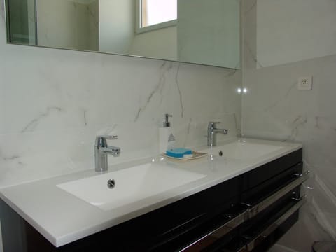 Double Room | Bathroom sink