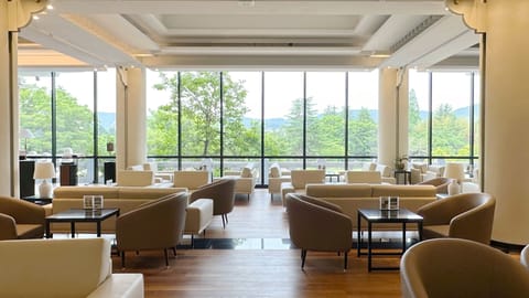 Lobby lounge