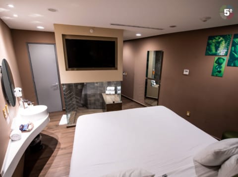 Deluxe Room | In-room safe, free WiFi, bed sheets, wheelchair access