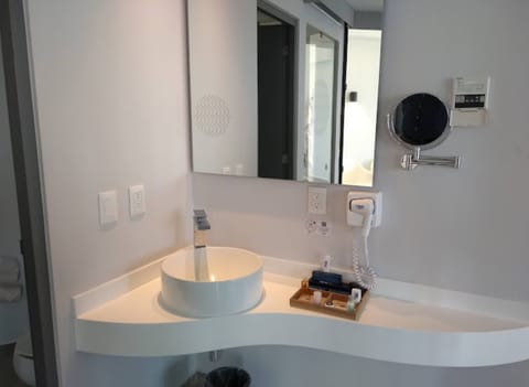 Deluxe Room | Bathroom | Shower, rainfall showerhead, free toiletries, hair dryer