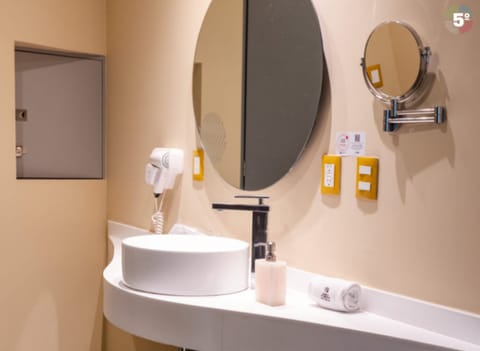 Deluxe Room | Bathroom | Shower, rainfall showerhead, free toiletries, hair dryer