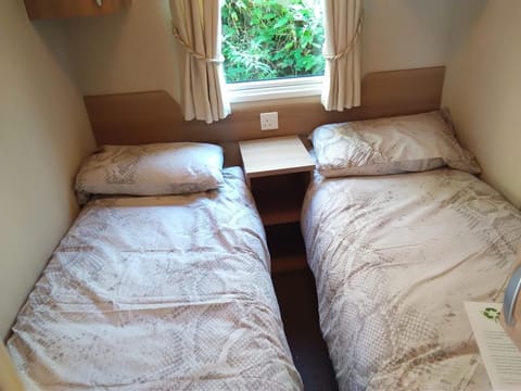 Cribs/infant beds, bed sheets