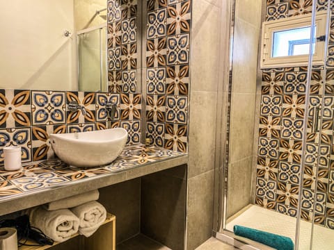 Deluxe Double Room, Balcony | Bathroom | Shower, free toiletries, towels