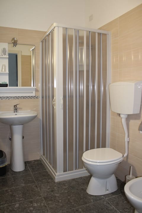 Shower, rainfall showerhead, free toiletries, hair dryer