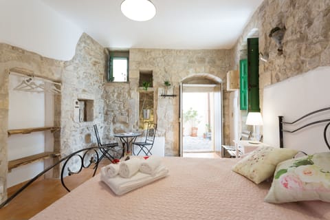 Quadruple Room | In-room safe, desk, blackout drapes, soundproofing