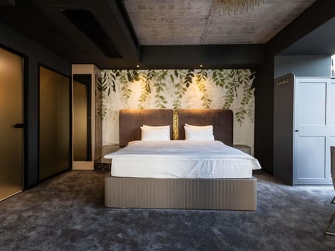 Executive Suite, 1 Double Bed with Sofa bed | Minibar, in-room safe, desk, laptop workspace