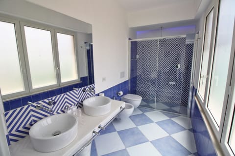 Double Room, Non Smoking | Bathroom | Shower, free toiletries, hair dryer, bidet