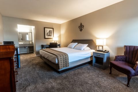 Deluxe Room, 1 King Bed, Non Smoking | Desk, free WiFi, bed sheets