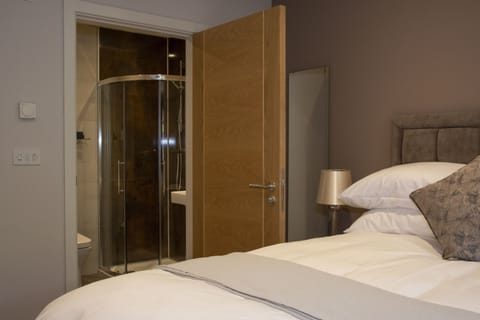 Shower, rainfall showerhead, free toiletries, hair dryer