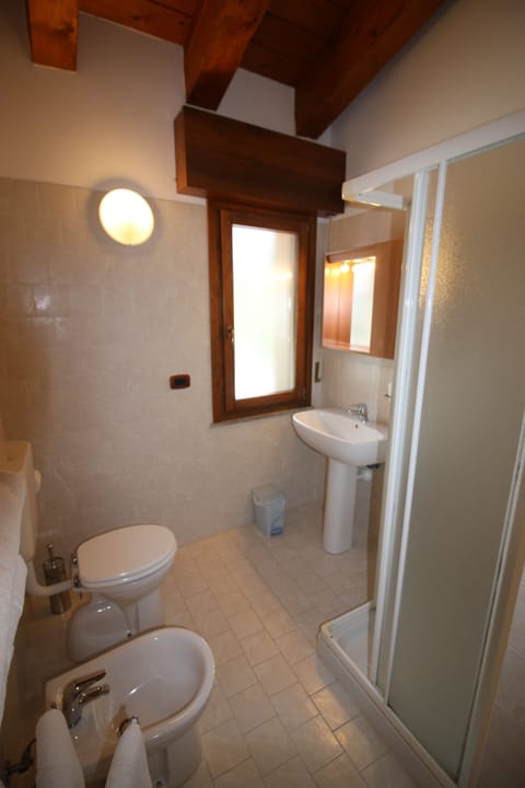Double Room, Balcony | Bathroom | Shower, free toiletries, hair dryer, bidet
