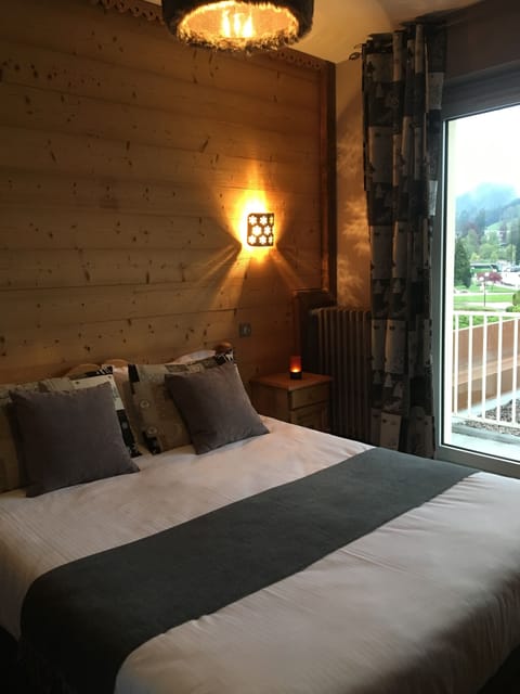 Double Room | Individually decorated, individually furnished, blackout drapes