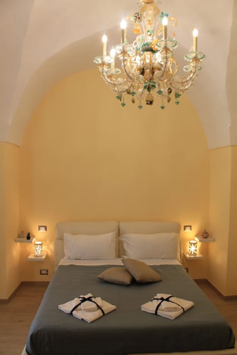 Deluxe Room | Minibar, individually decorated, individually furnished, desk