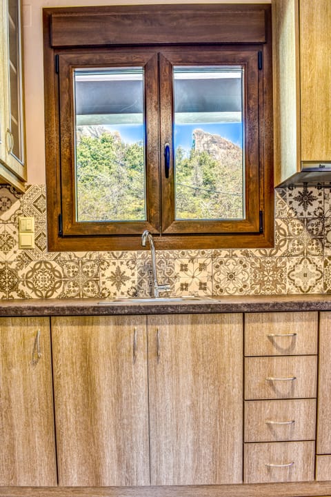 Full-size fridge, microwave, oven, cookware/dishes/utensils