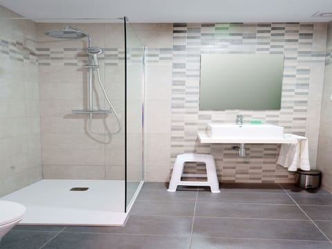 Shower, free toiletries, hair dryer, towels