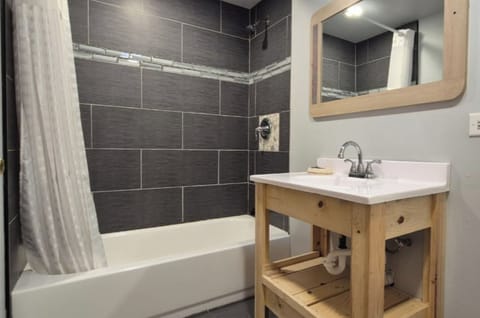 Room, 1 King Bed, Non Smoking | Bathroom | Free toiletries, towels