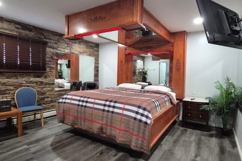 Room, 1 King Bed, Non Smoking, Jetted Tub | Egyptian cotton sheets, premium bedding, desk, blackout drapes