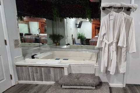 Room, 1 King Bed, Non Smoking, Jetted Tub | Jetted tub