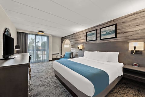 Standard Room, 1 King Bed, Non Smoking, Balcony (Walk-in Shower) | Premium bedding, pillowtop beds, in-room safe, desk