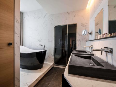 Premium bedding, pillowtop beds, free minibar, in-room safe