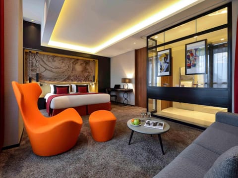 Deluxe Room, 1 King Bed (Darcy Square view) | Premium bedding, pillowtop beds, free minibar, in-room safe