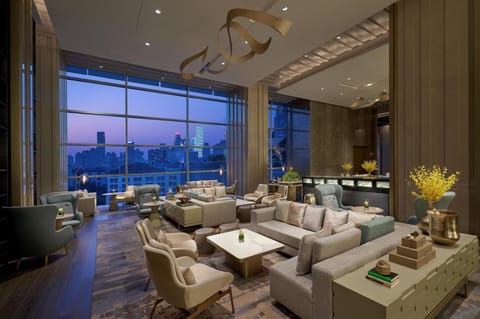 2 bars/lounges