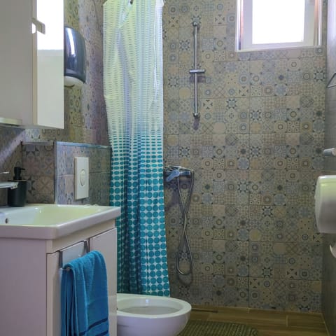 Exclusive Apartment | Bathroom | Separate tub and shower, free toiletries, hair dryer, slippers
