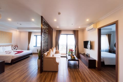Grand Suite | Minibar, in-room safe, desk, soundproofing