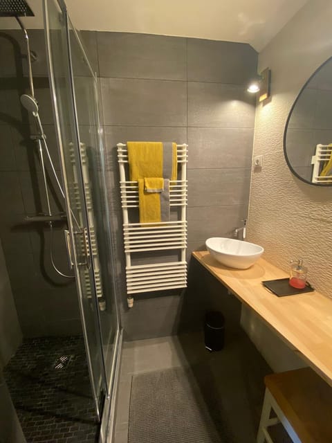 Classic Double Room (La Cle des Champs) | Bathroom | Shower, free toiletries, hair dryer, towels