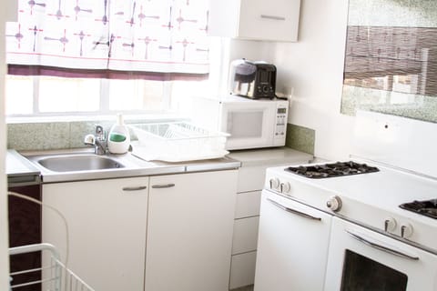 Business Studio Suite | Private kitchen | Griddle