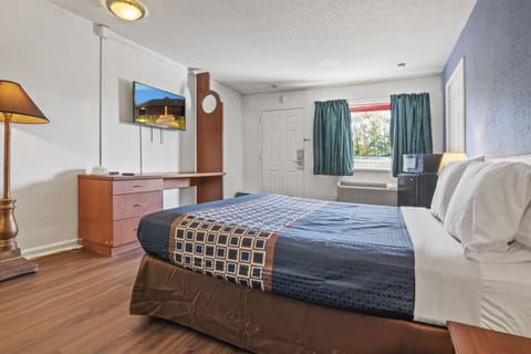 Deluxe Room, 1 King Bed, Non Smoking | Individually furnished, free WiFi, bed sheets