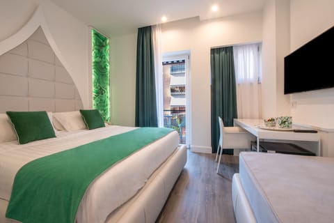 Deluxe Double Room (King) | Premium bedding, down comforters, memory foam beds, minibar