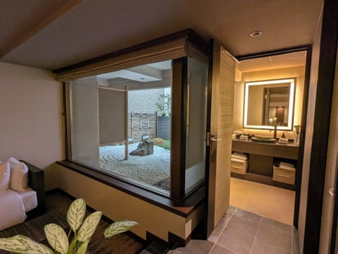 Family Suite, Non Smoking | Bathroom | Combined shower/tub, free toiletries, hair dryer, slippers