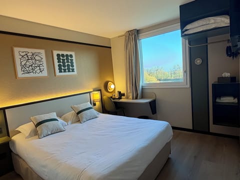 Comfort Double Room | Premium bedding, individually furnished, desk, laptop workspace