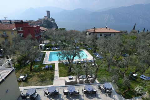 Indoor pool, seasonal outdoor pool, sun loungers