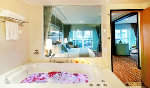 Executive Suite, 1 King Bed | Bathroom | Combined shower/tub, free toiletries, hair dryer, bathrobes