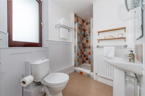 Superior Double or Twin Room, Hill View (Corelli) | Bathroom | Shower, free toiletries, hair dryer, towels