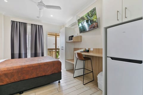 Executive Room, 1 Queen Bed | Premium bedding, pillowtop beds, minibar, desk