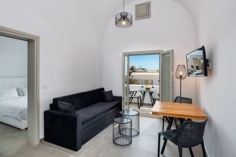 One-Bedroom Apartment, outdoor tub | 1 bedroom, in-room safe, soundproofing, free WiFi