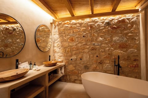 Majesty Suite with Outdoor Hot Tub | Bathroom | Designer toiletries, hair dryer, slippers, towels