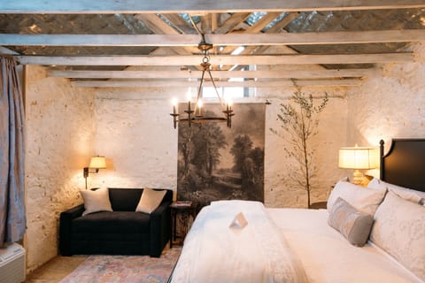 Carriage House Cabin | Premium bedding, iron/ironing board, free WiFi, bed sheets