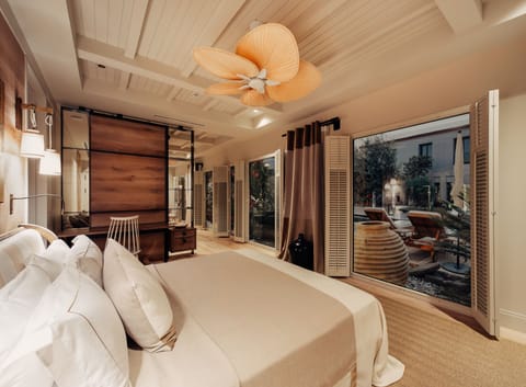 Master Suite, Non Smoking, Pool View | Interior detail