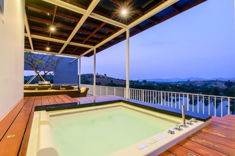Penthouse with Lake View | Deep soaking bathtub