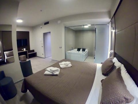 Minibar, in-room safe, desk, free WiFi